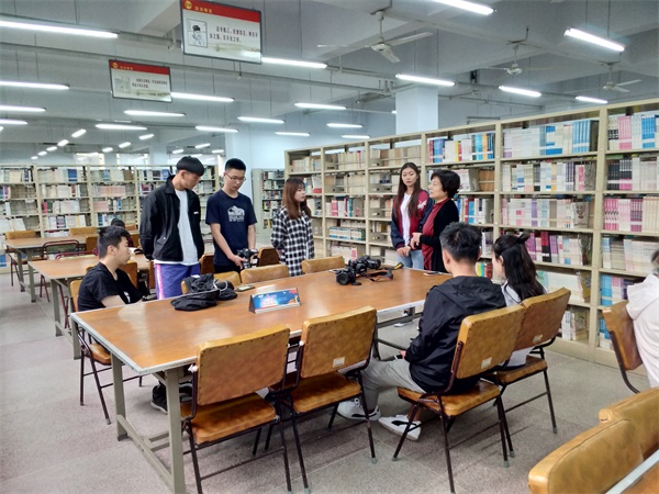 我与书---记“我与书的故事”摄影比赛图书馆拍摄纪实